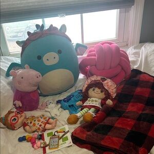 Plush toy and book bundle (strawberry shortcake, squishmallow, peppa piggy bank)